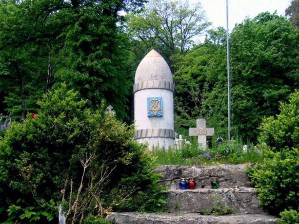 Па́м'ятник воїнам УГА на старому міському цвинтарі у м. Винники (Сучасне фото).